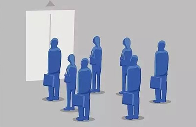 進(jìn)入轎廂時(shí)應(yīng)注意的事項(xiàng)？