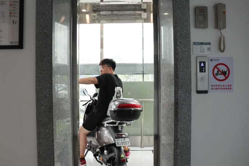 電動(dòng)車燃爆事故讓人揪心！如何杜絕電動(dòng)車入梯上樓問題？這“妙招”就該全國推廣！