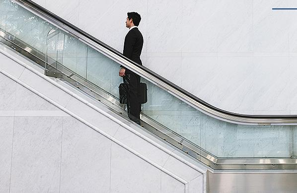 選擇電梯廠家時(shí)需要考慮的因素？